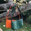 #Maxou, sac en cuir français bien élevé. Vert forêt grain naturel et orange