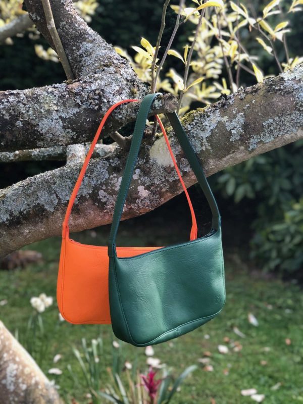#Maxou, sac en cuir français bien élevé. Vert forêt grain naturel et orange
