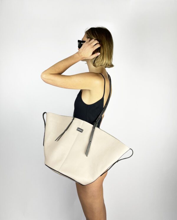 Jeune fille portant un grand panier UMI en cuir beige taupe