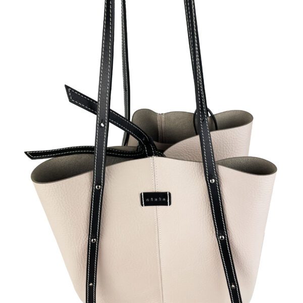 #Un grand sac deux-en-un : à la fois panier pour l'été et cabas pour les autres saisons. UMI est un grand sac en cuir français, bien élevé, pleine fleur.