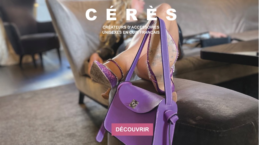 Au cœur d'un élégant salon parisien, une femme, élégamment allongée, dévoile la semelle de son talon et présente un sac de couleur violette.