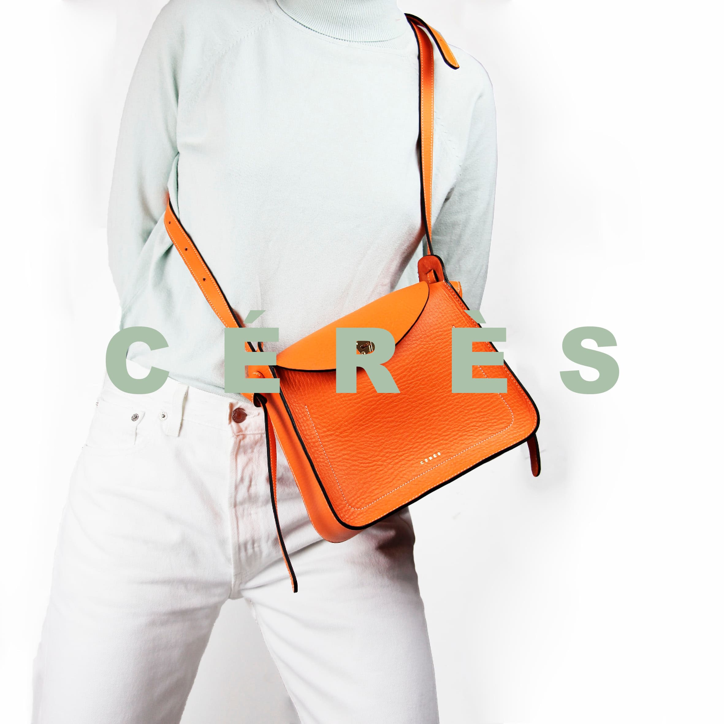 Un individu en tenue pastel tenant un sac à bandoulière CÉRÈS en cuir orange vif, incarnant un style frais et audacieux avec un engagement envers l'artisanat de qualité français.