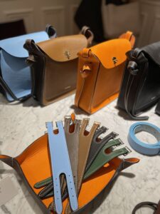on voit ici une sélection d'accessoires Cérès : des sacs et des bracelets assortis